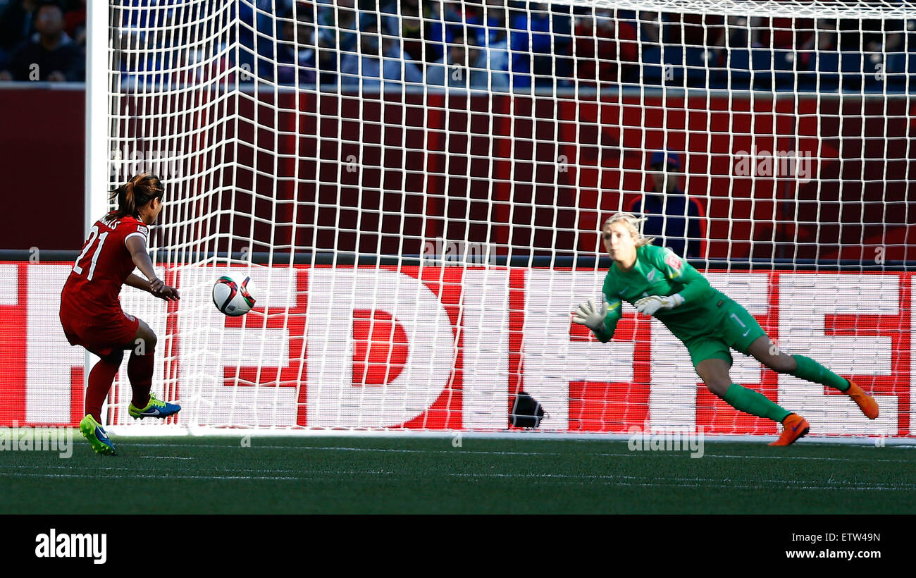 Winnipeg, Canada. Il 15 giugno, 2015. Wang Lisi (L) della Cina prende un rigore durante il gruppo di un match contro la Nuova Zelanda a Winnipeg Stadium di Winnipeg, Canada, il 15 giugno 2015. La partita si è conclusa con un pareggio per 2-2. Cina avanzate per il round di 16. Credito: Wang Lili/Xinhua/Alamy Live News Foto Stock