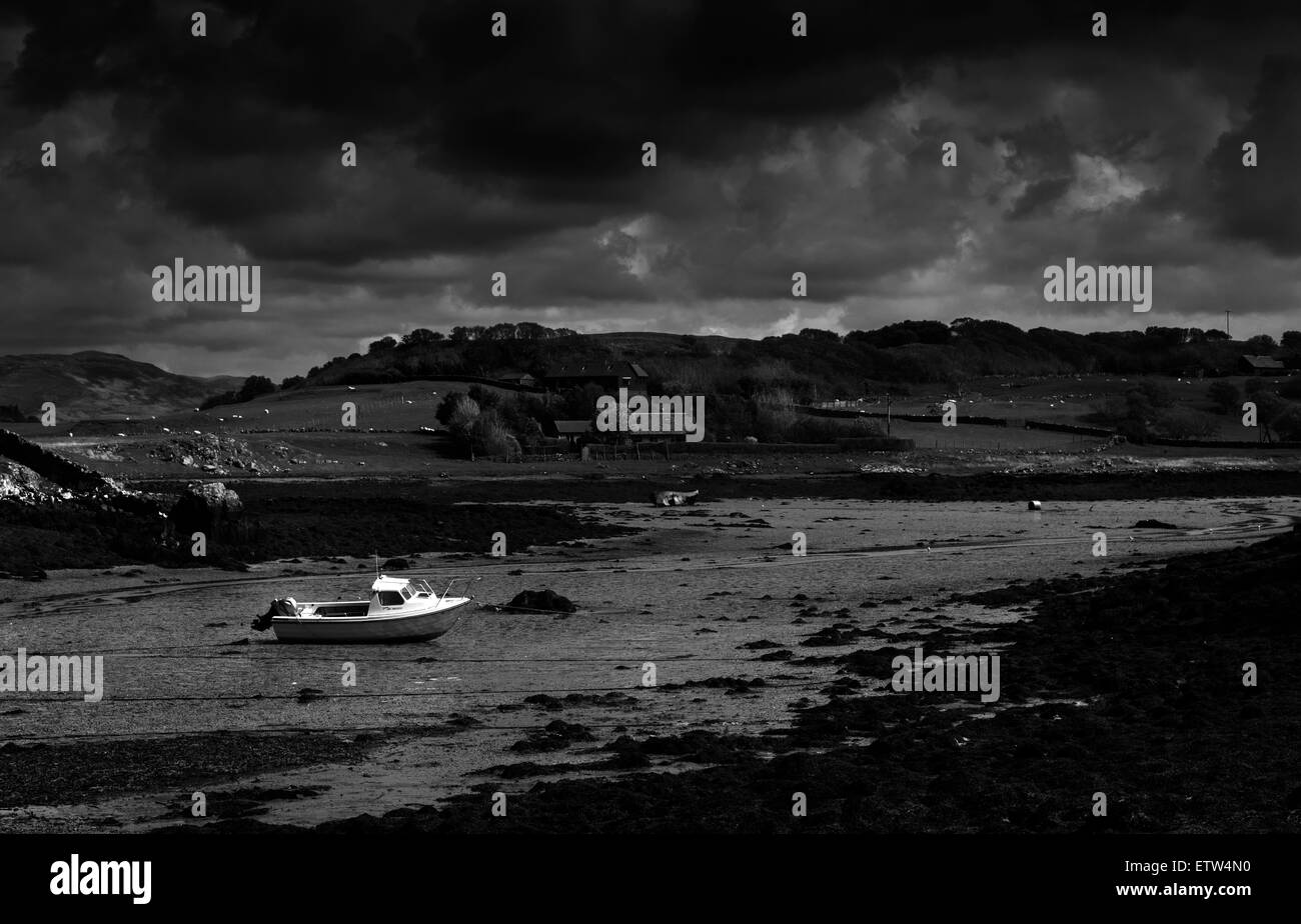 Singola imbarcazione attraccata a bassa marea a Croig Loch un' Chumbainn Isle of Mull Ebridi Interne Argyll Scozia Scotland Foto Stock