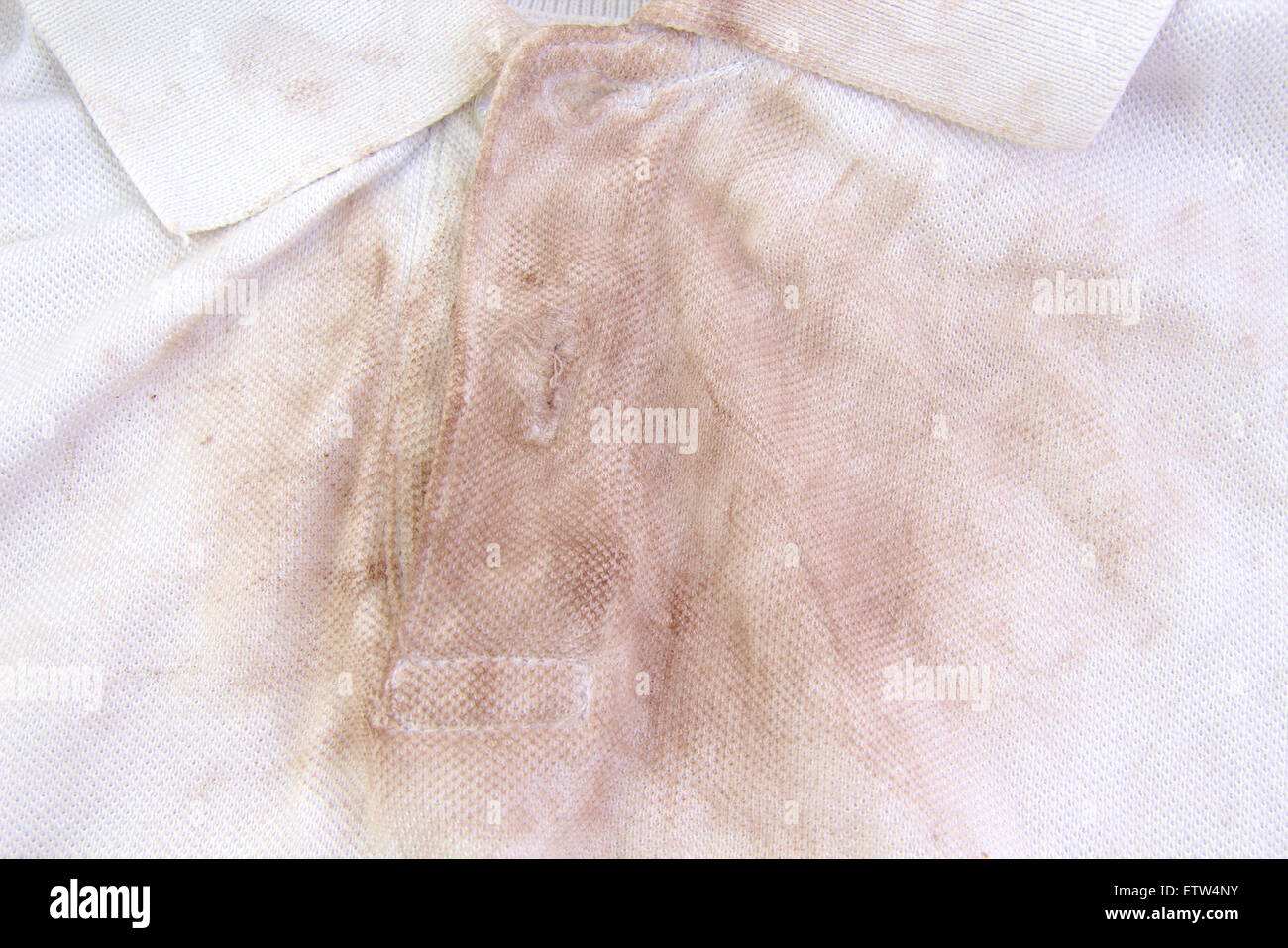 Close up di un molto sporco t-shirt bianco Foto Stock