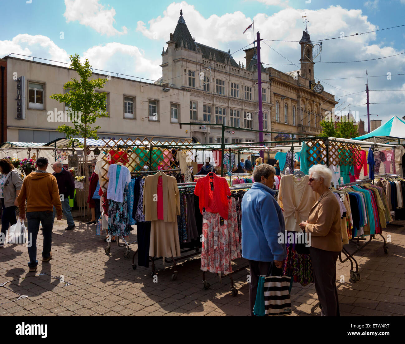 Il mercato di Loughborough town center LEICESTERSHIRE REGNO UNITO Inghilterra con bancarelle e per lo shopping Foto Stock