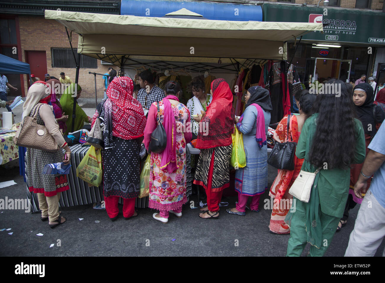 Le donne del Bangladesh shop per i vestiti a una fiera di strada in 'Piccolo Bangladesh' quartiere di Brooklyn, New York. Foto Stock