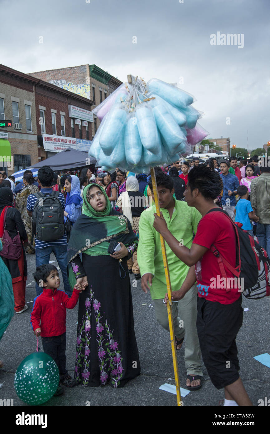 Le madri con bambini piccoli in una fiera di strada nel quartiere del Bangladesh in Kensington, Brooklyn, New York. Foto Stock