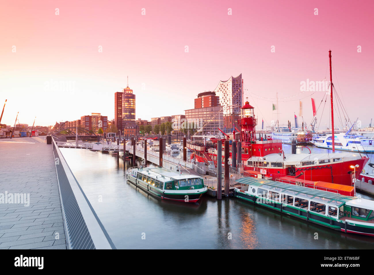 Germania, Amburgo, Hanseatic Trade Center e Elbphilharmonie visto da Niederhafen Foto Stock