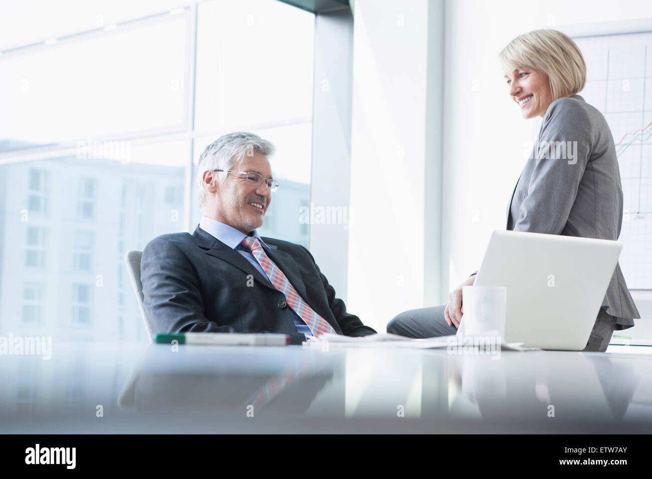 Businissman e imprenditrice a riunirsi in modo informale Foto Stock