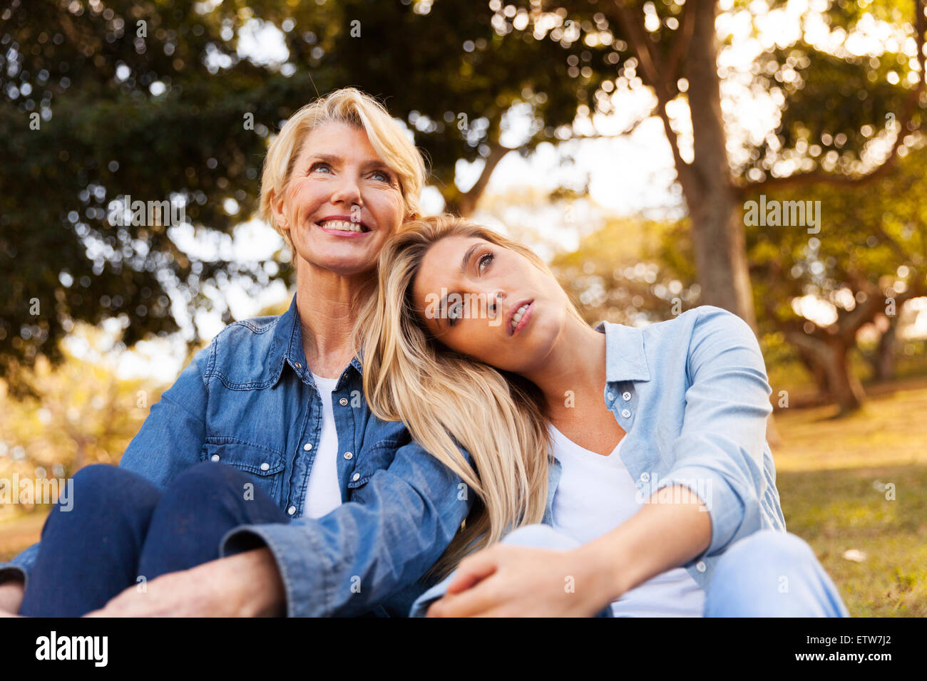 Tranquillo giovane figlia e metà età madre fantasticando Foto Stock