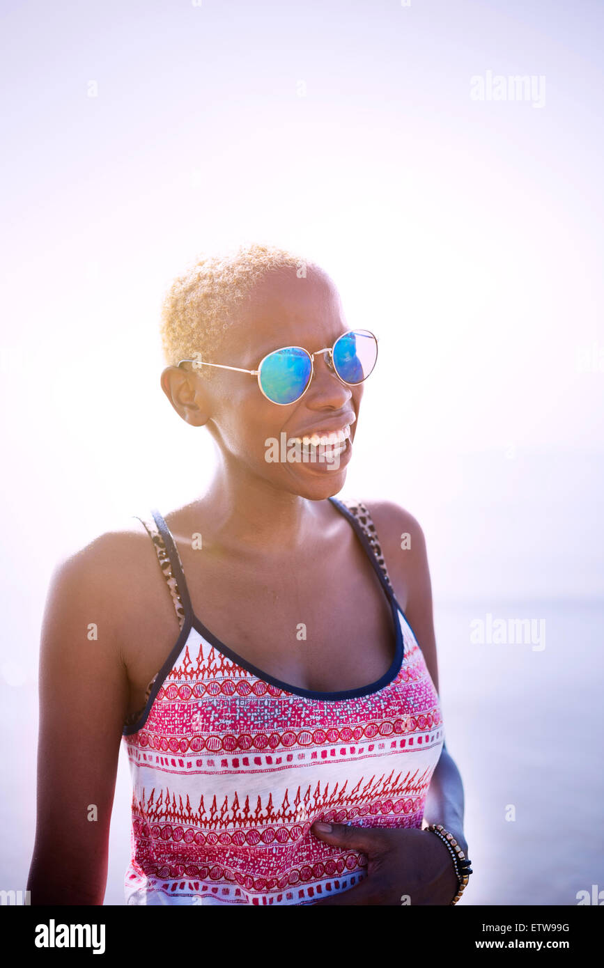 Donna africana Lady estate spiaggia concetto sorridente Foto Stock