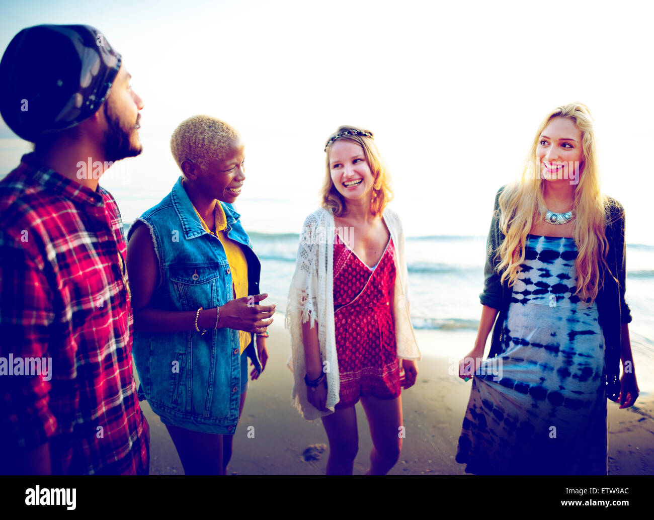 Spiaggia di diversi amici estate divertente Concetto di incollaggio Foto Stock