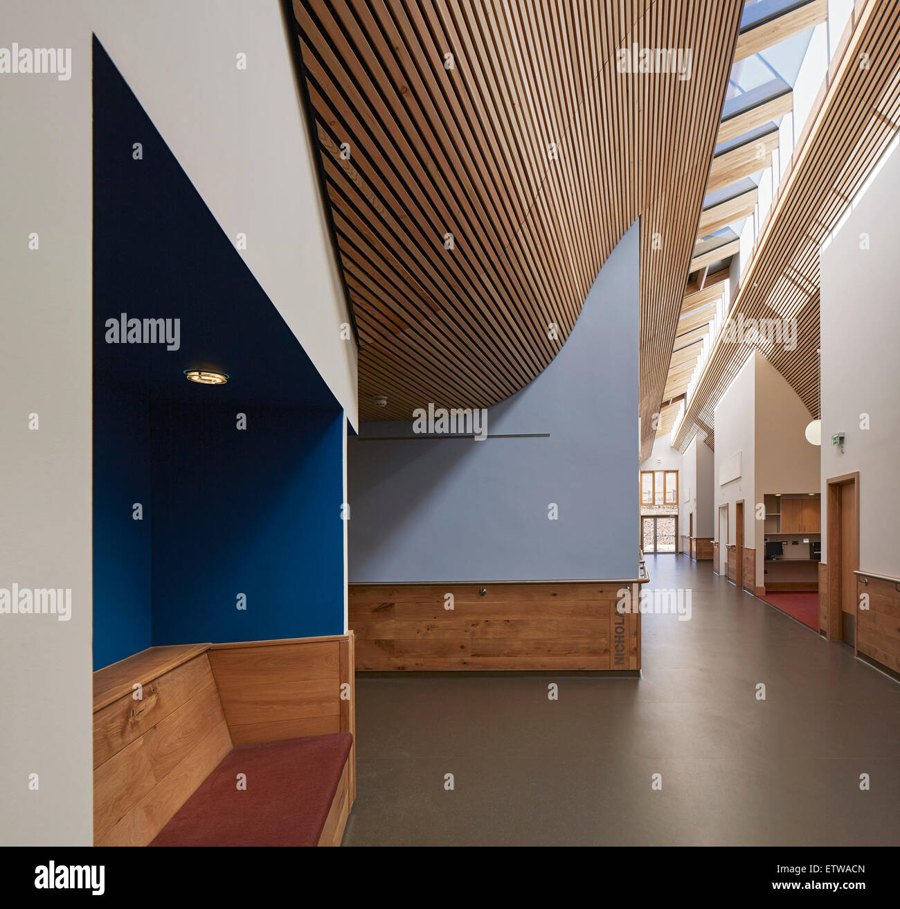 A doppia altezza dello spazio di circolazione di inpatient ala. St Michael's ospizio, Hereford, Regno Unito. Architetto: Architype limitata, Foto Stock