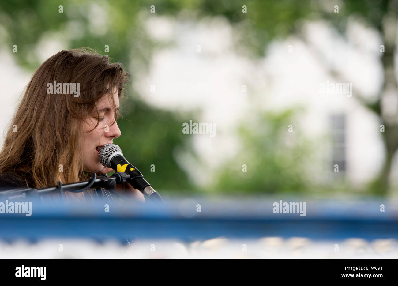 Ailsa Tully, un cantante folk/violoncellista effettuando al 2015 Leamington Festa della pace Foto Stock