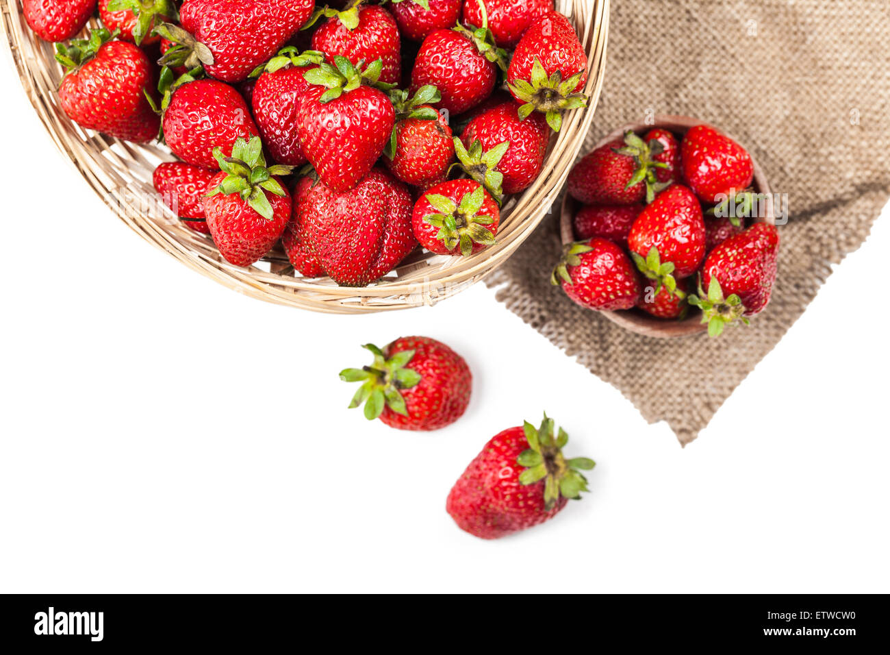 Molti fragole mature close-up su sfondo bianco Foto Stock