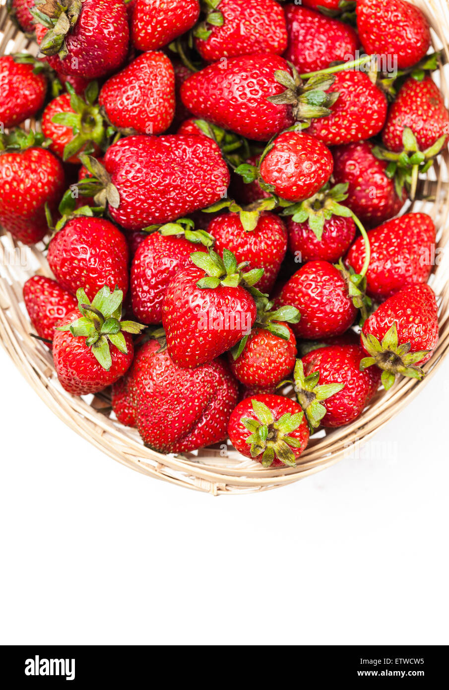 Molti fragole mature close-up su sfondo bianco Foto Stock