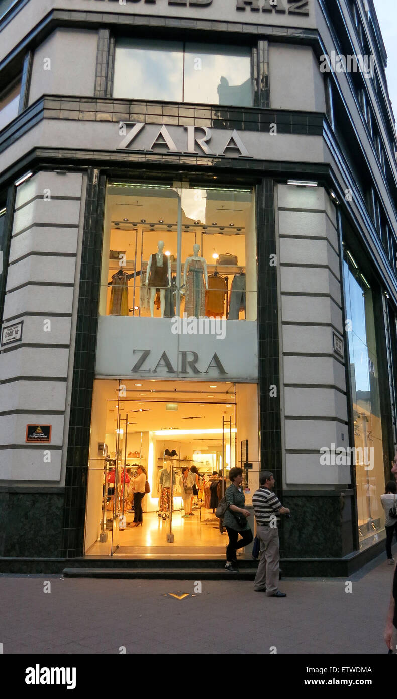 Zara boutique Budapest Ungheria Foto stock - Alamy