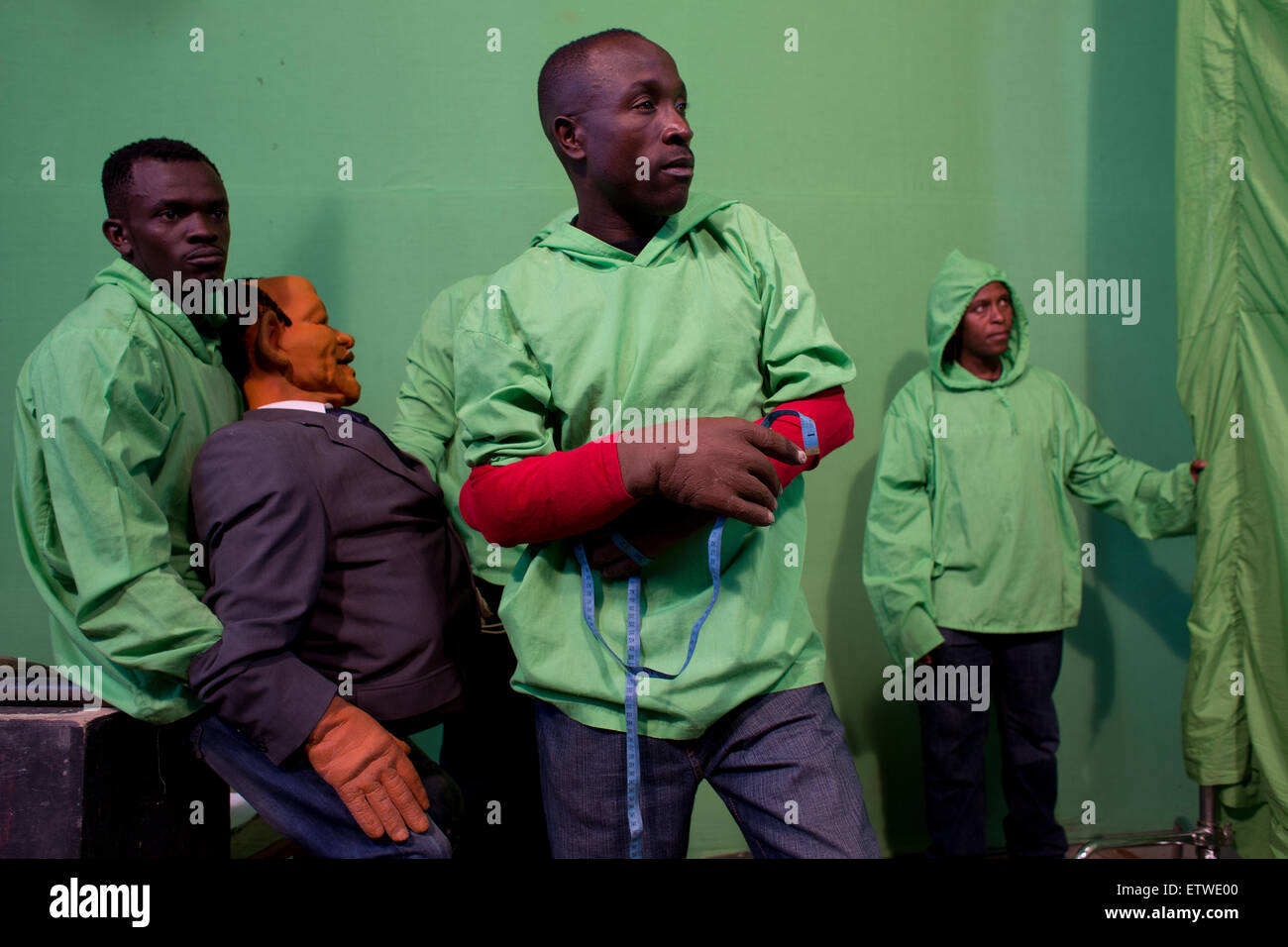 Burattinai attendere per le riprese di inizio alla GoDown Arts Centre , 26 febbraio 2013 dove satirico di programma televisivo, la XYZ Show è prodotta. Un satirico di programma televisivo, la XYZ Mostra commenti sulle attuali politiche e gli affari sociali in Kenya attraverso l'utilizzo di lattice marionette che assomigliano a figure di spicco.Su XYZ mostrano i leader nazionali del Kenya sono lampooned con lo scopo di utilizzo di umorismo per affrontare difficili e controverse questioni nazionali promuovendo la trasparenza nel governo. La XYZ Show è modellato dopo l'UKÕs ÒSpitting ImageÓ e FranceÕs ÒLes Guignols de LÕInfo Foto Stock