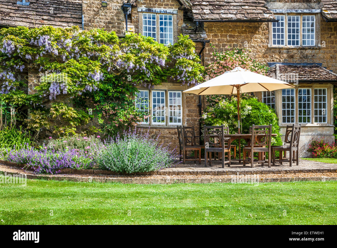 Mobili da giardino al di fuori di un Lodge georgiana. Foto Stock