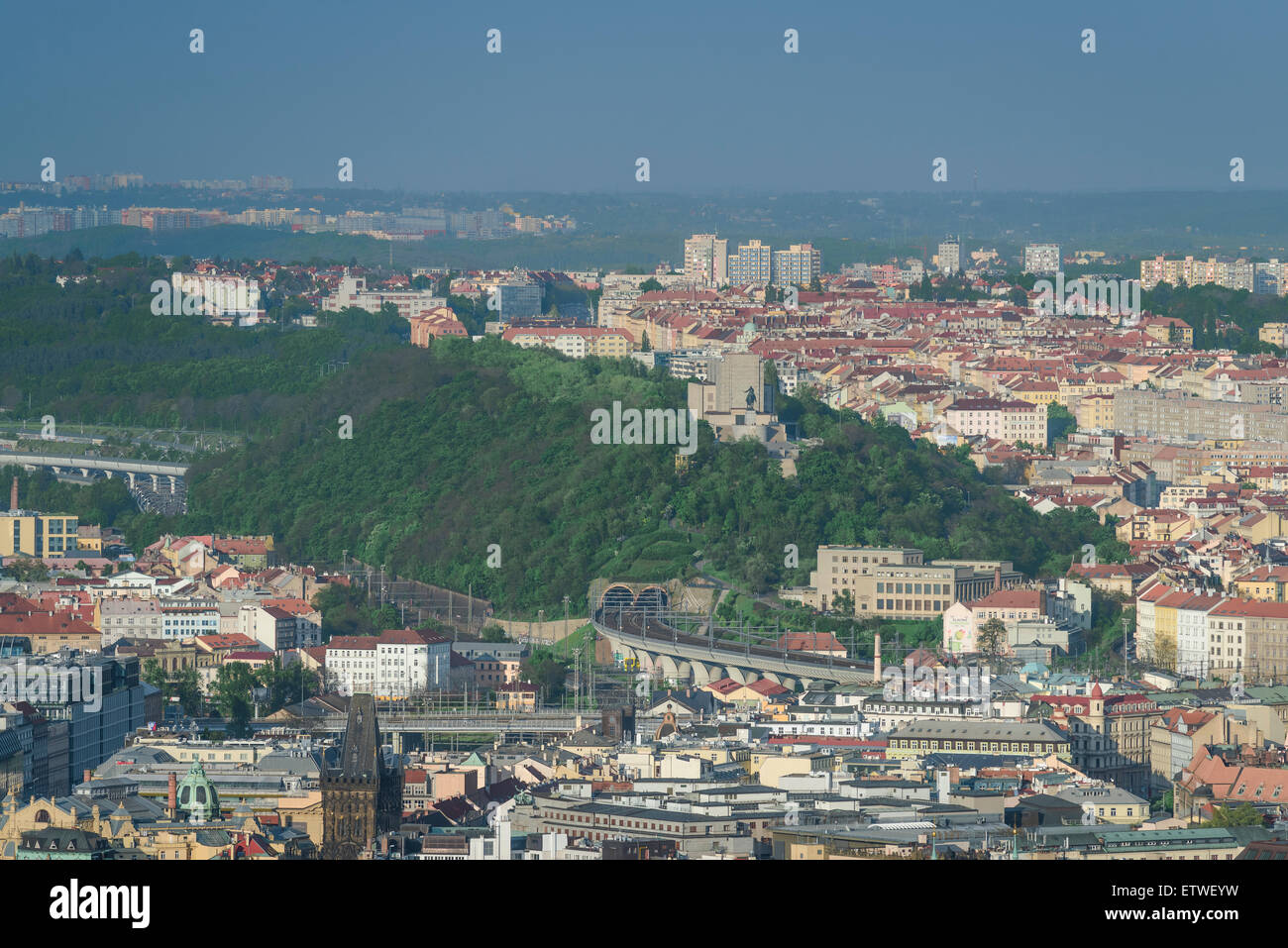 Zizkov Hill Praga, sito dell'esercito ceco Museum e il più grande del mondo statua equestre, Zizkov collina domina l'orizzonte orientale di Praga. Foto Stock