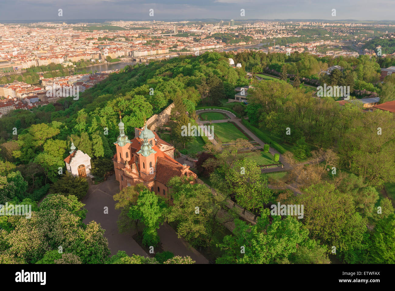 Praga Petrin Park, vista dalla cima della collina Petrin del parco e del centro storico di Praga, Repubblica Ceca, Cechia Foto Stock