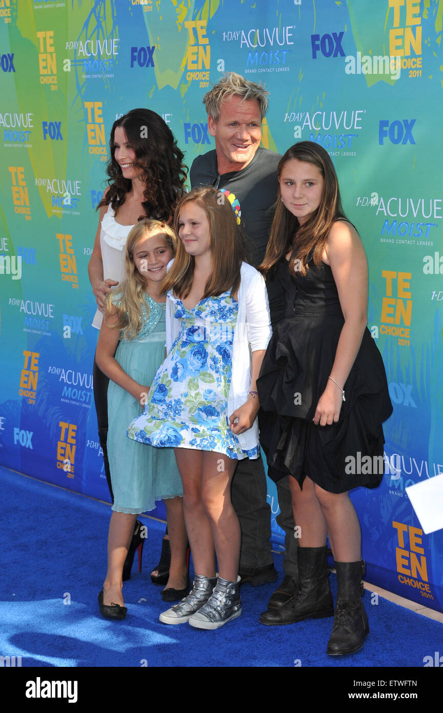 LOS ANGELES, CA - Agosto 7, 2011: Gordon Ramsay & famiglia arriva a 2011 Teen Choice Awards al Amphitheatre di Gibson, Universal Studios di Hollywood. Foto Stock