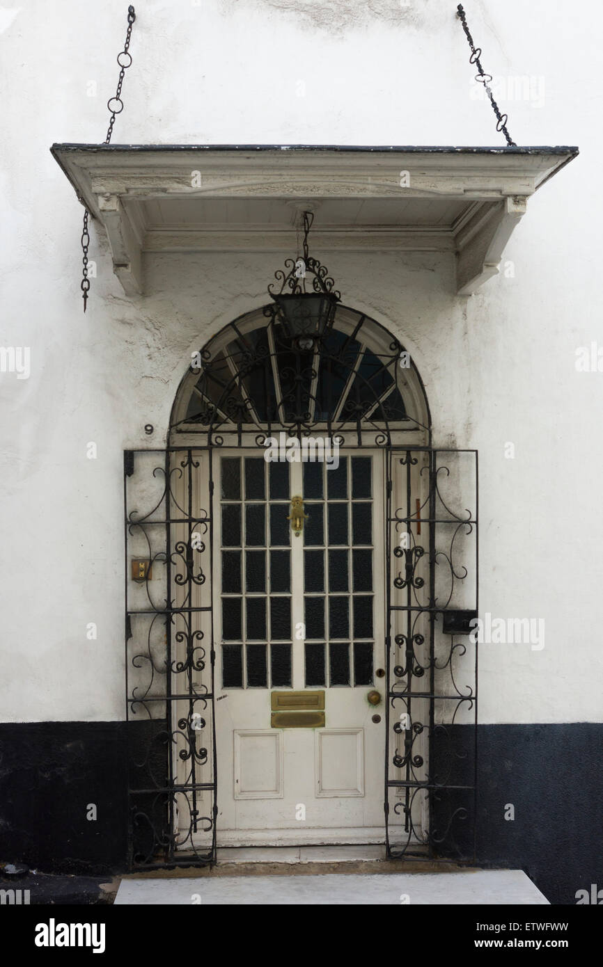 Una porta tradizionale a Gibilterra con persiane decorative in metallo Foto Stock