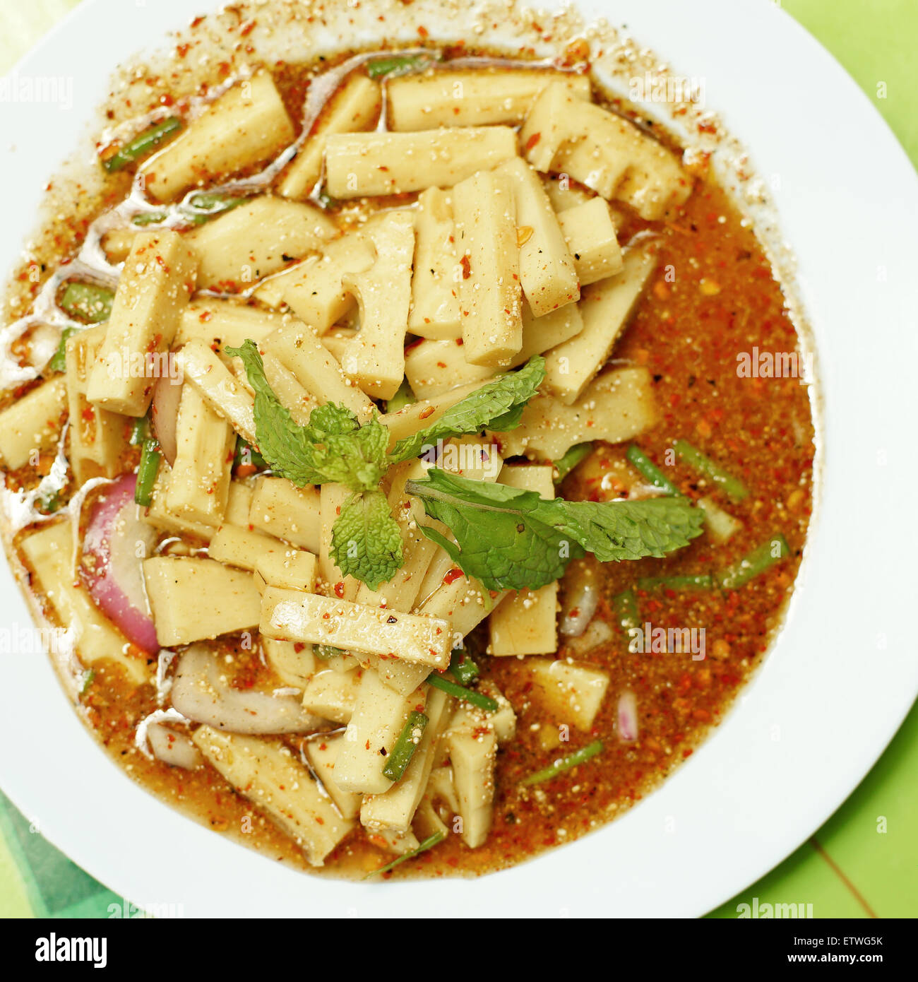 Famoso cibo tailandese, bambù insalata piccante Foto Stock