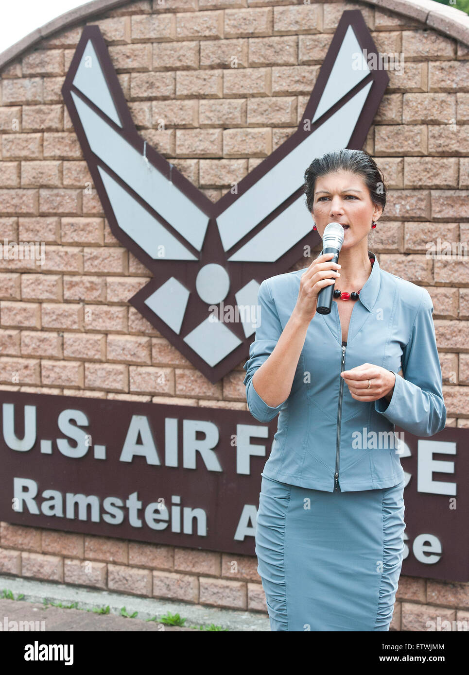 Sahra Wagenknecht, vice presidente della frazione parlamentare del partito di sinistra, parla a un party rally di fronte al cancello ovest della base aerea USA a Ramstein, Germania, 15 giugno 2015. L'azione si rivolge contro il routing di noi missioni drone da Ramstein Air Base. Foto: Martin Goldhahn/dpa Foto Stock