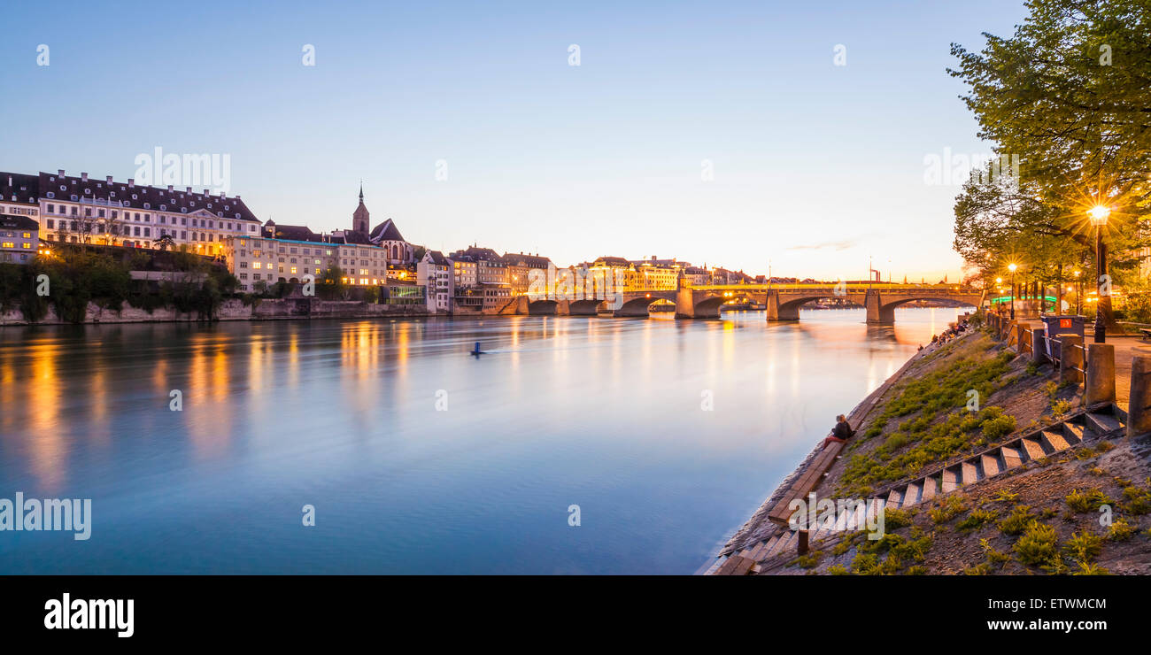 La Svizzera, Basilea, vista sulla città e il Reno al crepuscolo Foto Stock