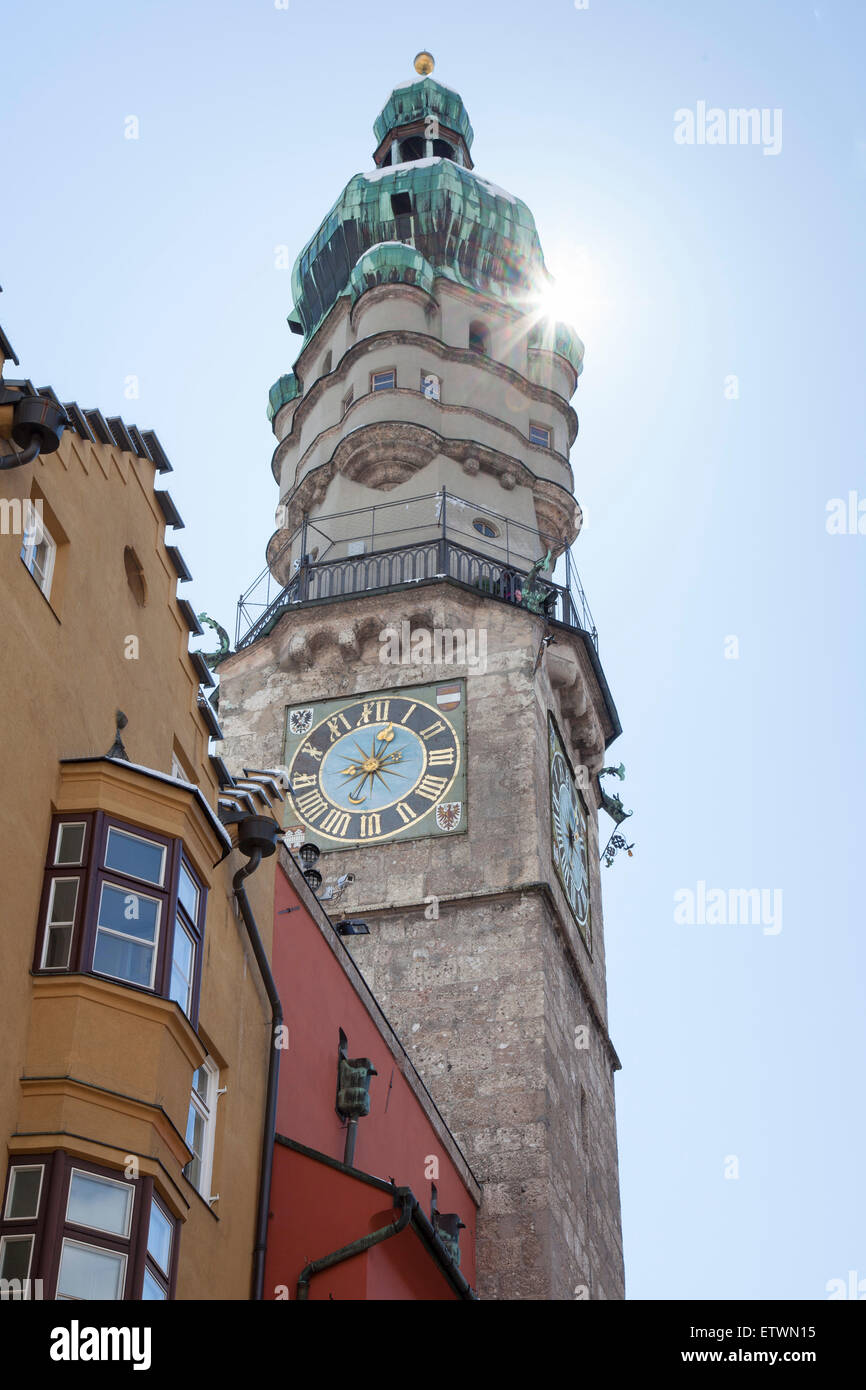 Austria, Innsbruck, vista città torre a retroilluminazione Foto Stock