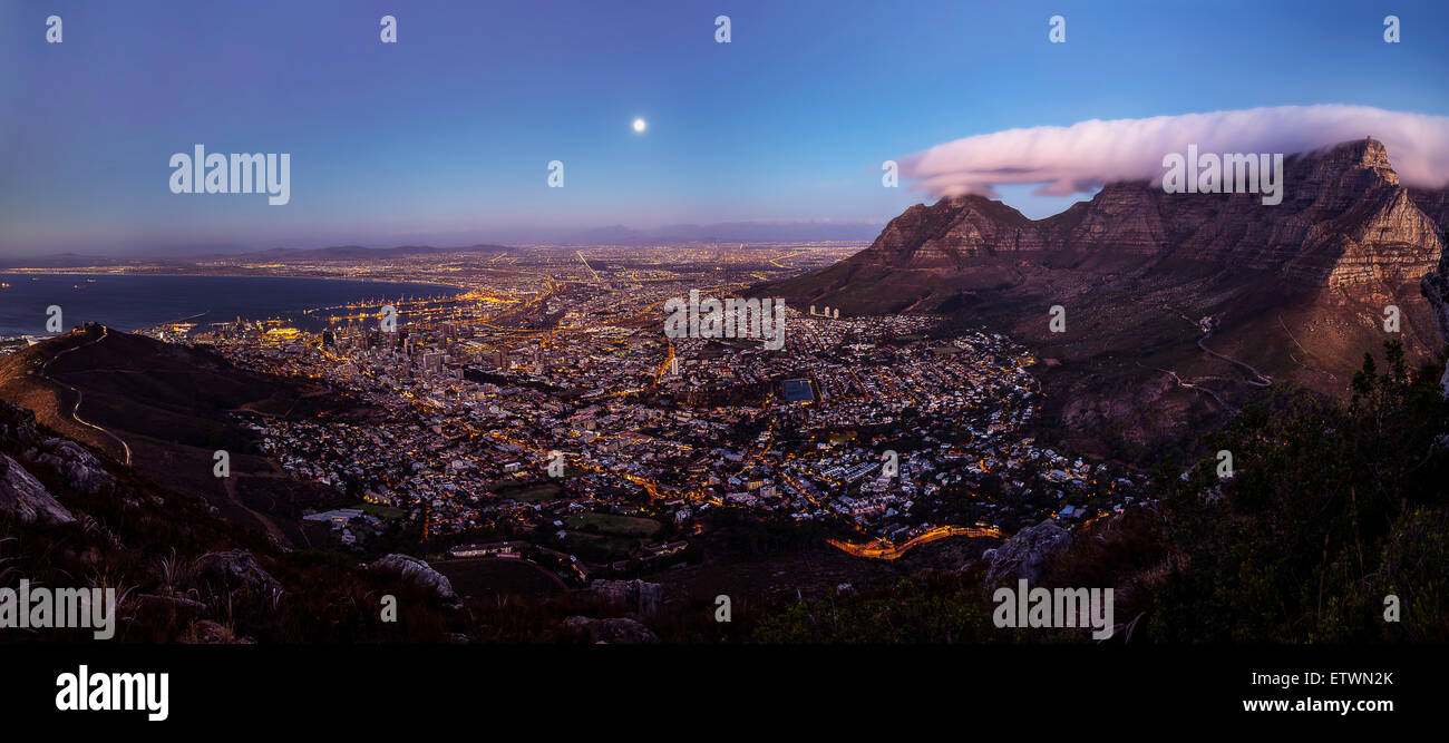 Sud Africa, Cape Town, Vista panoramica di cape town con il segnale collina e montagna della tavola visto dalla testa di leone alla luna piena Foto Stock