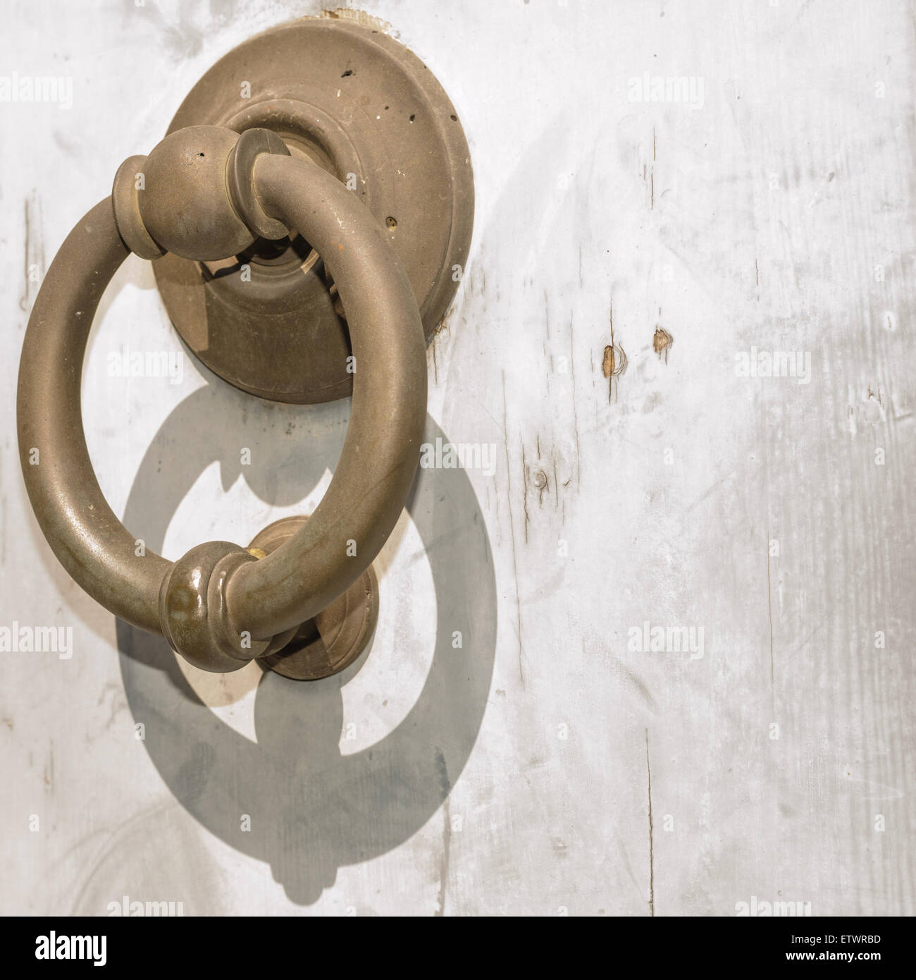 Vecchia porta di legno con anello battenti, di ottone Foto Stock