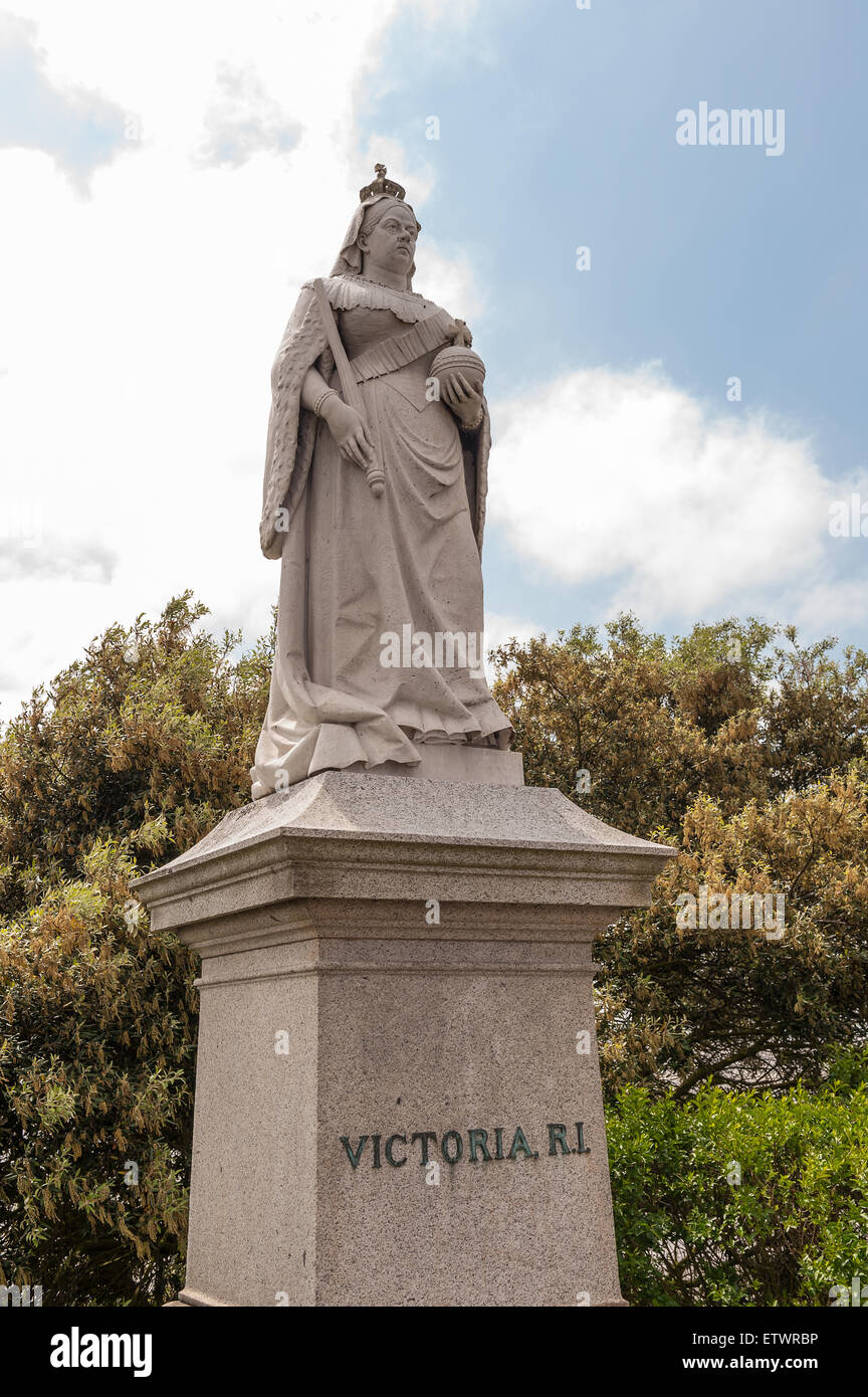 Bianco dimensioni di vita statua in marmo della regina Victoria è stato costruito nel 1905 a Harwich Dovercourt portando orb e scettro Foto Stock