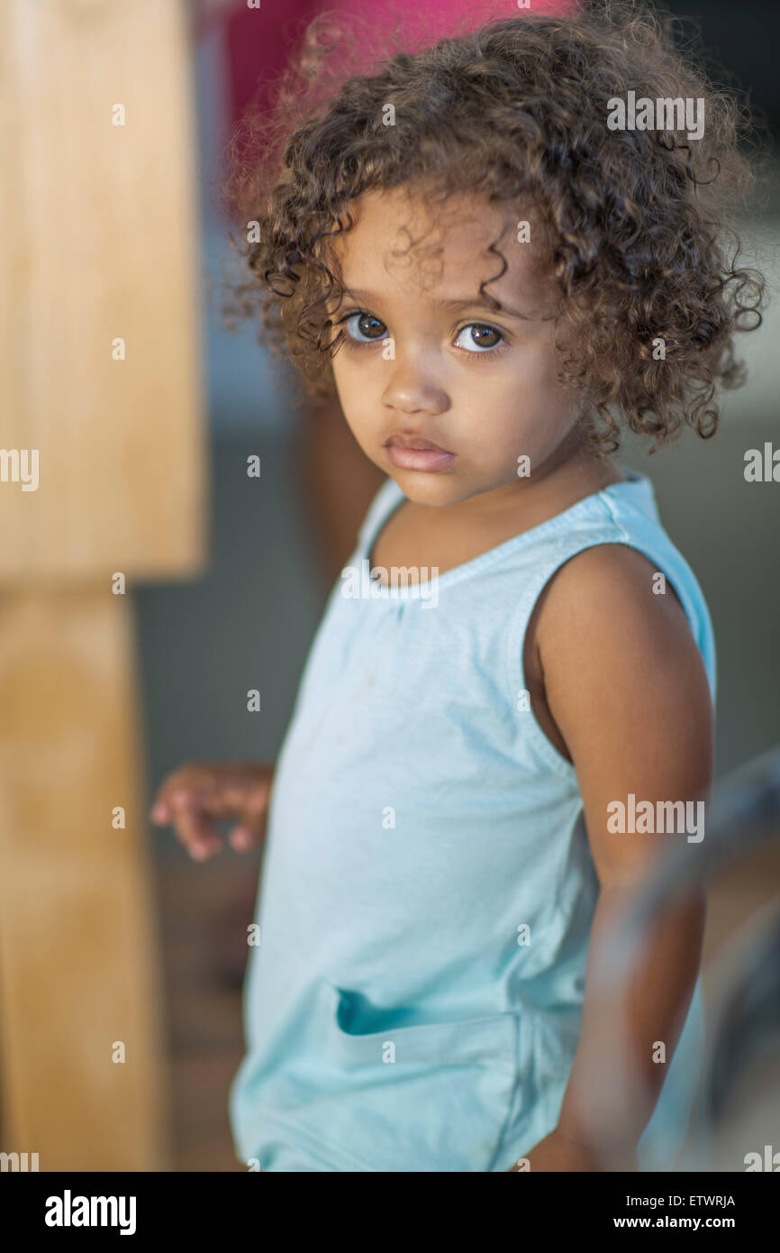 Ritratto di bambina con capelli ricci Foto stock - Alamy