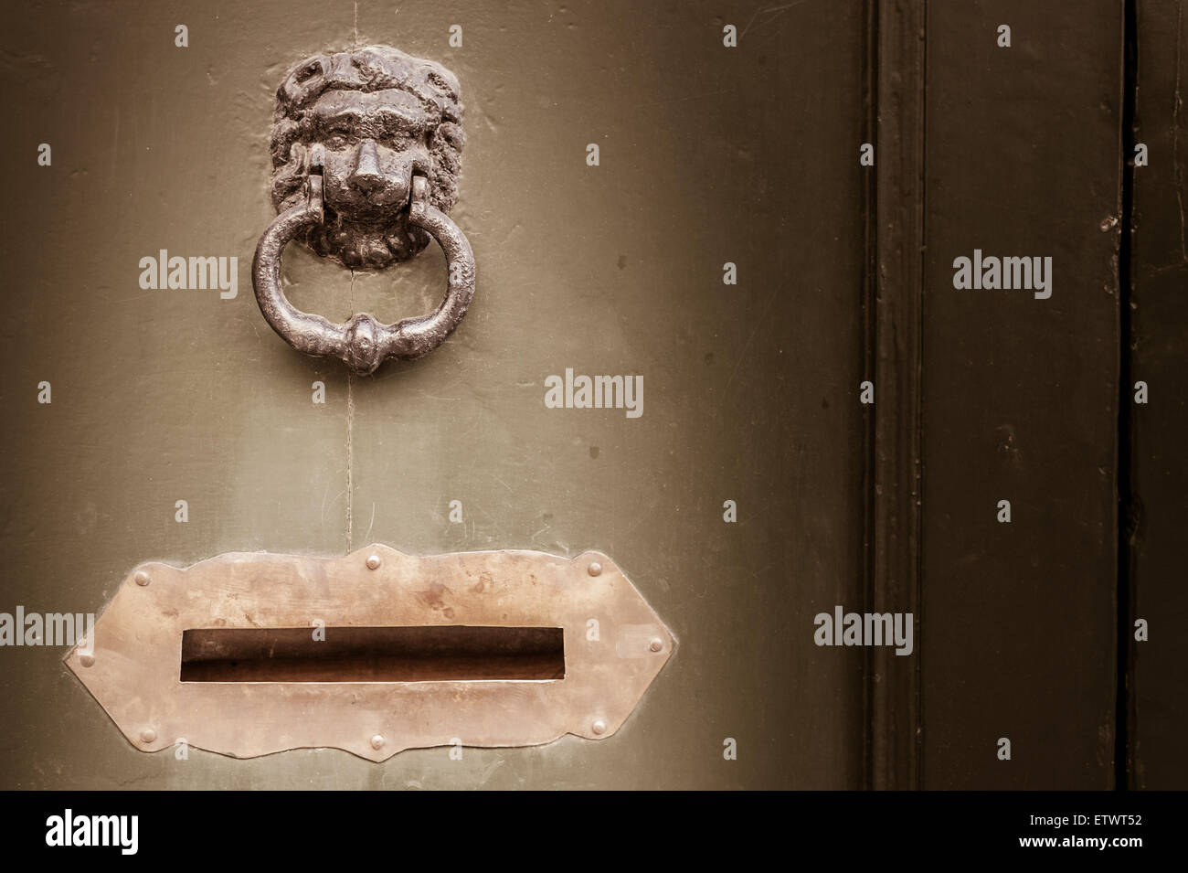 Vecchia porta di legno con respingente e letter box Foto Stock