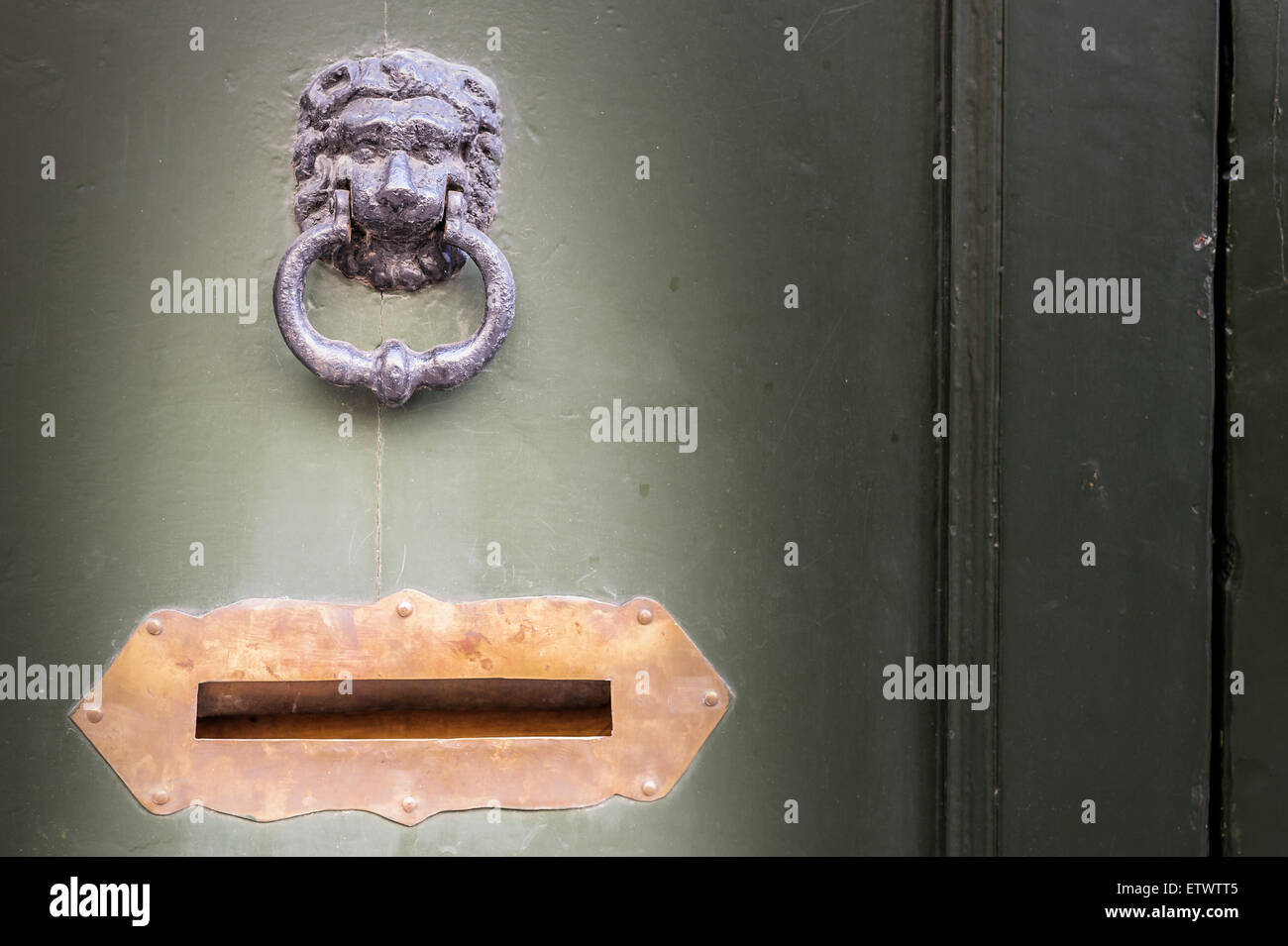 Vecchia porta di legno con respingente e letter box Foto Stock