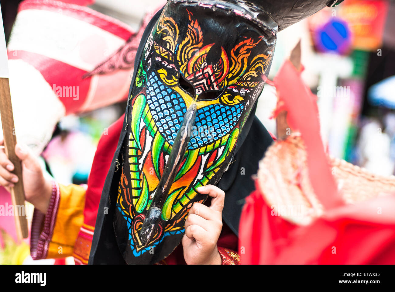 LOEI, Thailandia - Phi Ta Khon Festival nel mese di giugno in provincia Loei, Thailandia. Giovani abito in spirito e indossare una maschera, cantare e Foto Stock