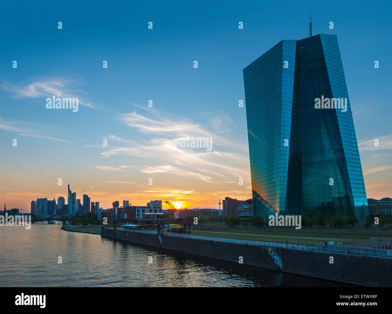 La nuova Banca centrale europea, BCE, contro lo skyline di Francoforte al tramonto, Francoforte Hesse, Germania Foto Stock