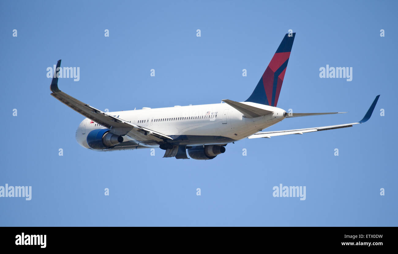 Delta Air Lines Boeing 767 N172DZ in partenza dall'aeroporto di Heathrow LHR Foto Stock