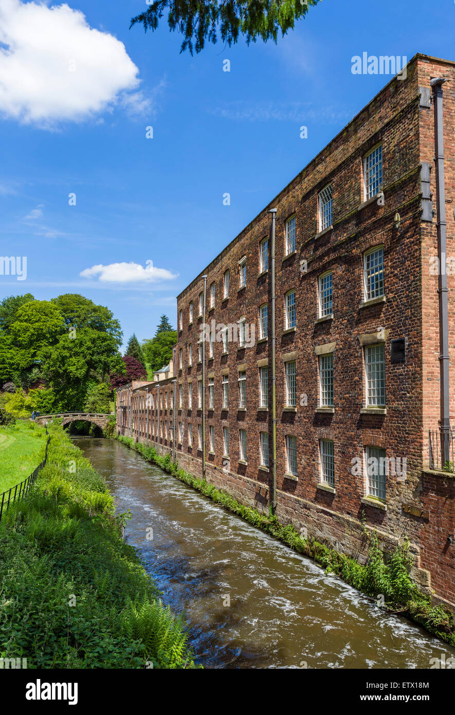 Il fiume Bollin e Quarry Bank Mill, una storica 18thC mulino tessile in Styal, Cheshire, Inghilterra, Regno Unito Foto Stock