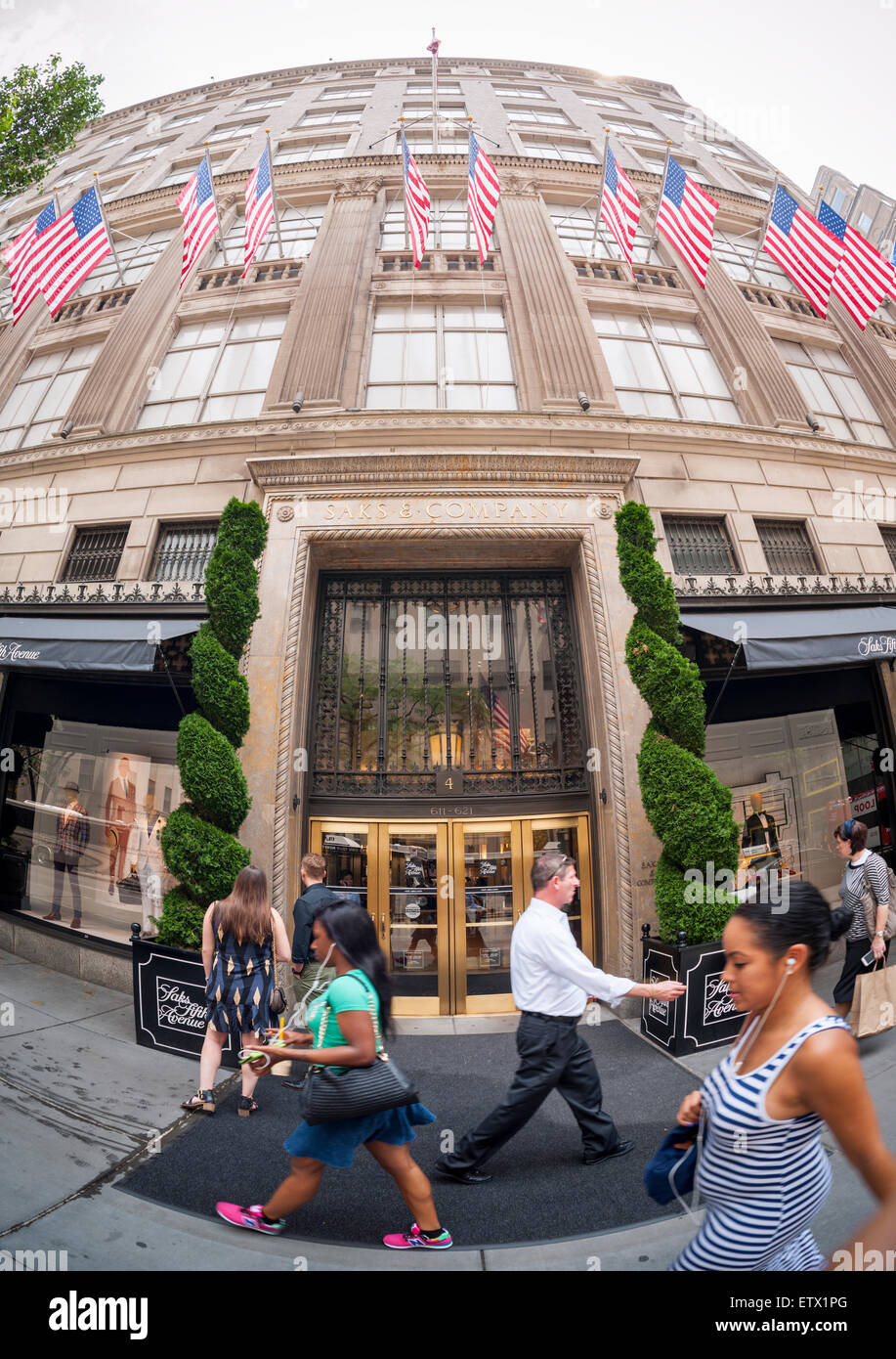 Gli acquirenti al di fuori del Saks Fifth Avenue flagship store a New York il giovedì, 11 giugno 2015. Hudson's Bay, il Canadese proprietario di Saks e signore & Taylor, ha riportato un primo trimestre con una perdita di ca 54 milioni di dollari citando le spese amministrative e i costi relativi alle vendite. La divisione Saks rose 0,6 % mentre il suo marchio di uscita fuori della quinta è aumentato del 10,3 %. (© Richard B. Levine) Foto Stock