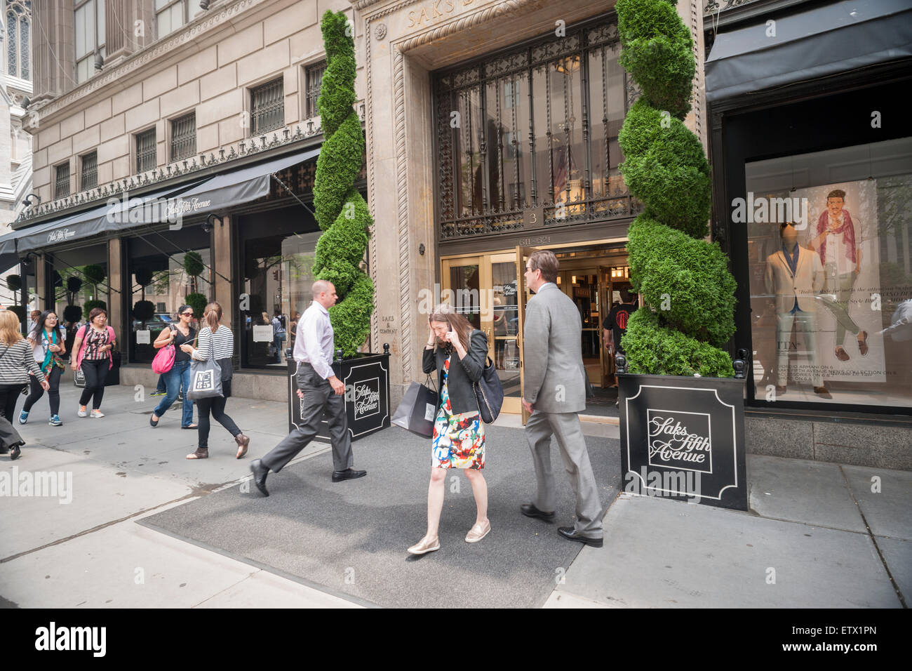 Gli acquirenti al di fuori del Saks Fifth Avenue flagship store a New York il giovedì, 11 giugno 2015. Hudson's Bay, il Canadese proprietario di Saks e signore & Taylor, ha riportato un primo trimestre con una perdita di ca 54 milioni di dollari citando le spese amministrative e i costi relativi alle vendite. La divisione Saks rose 0,6 % mentre il suo marchio di uscita fuori della quinta è aumentato del 10,3 %. (© Richard B. Levine) Foto Stock