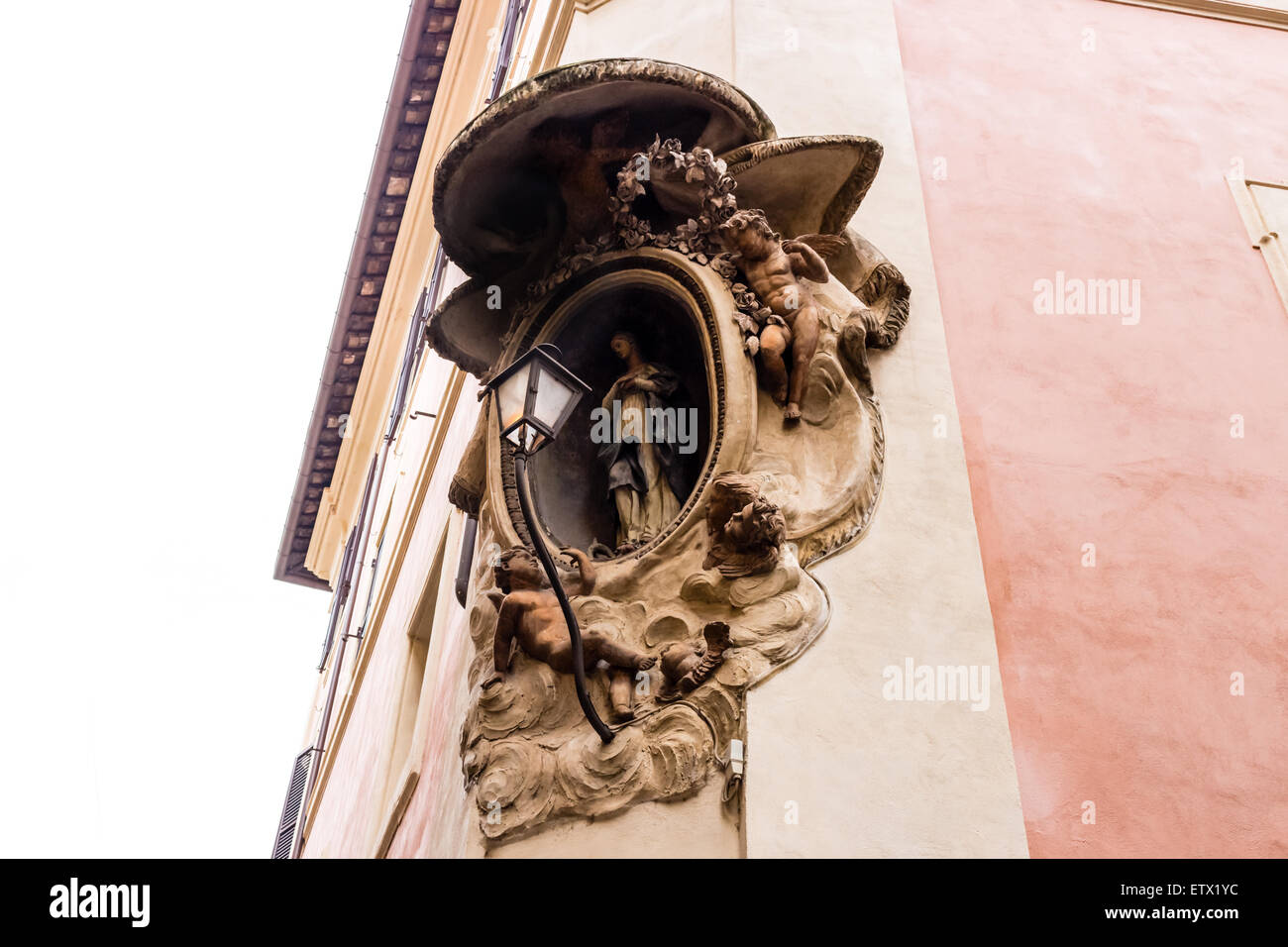 Edifici storici e i dettagli di architettura a Roma, Italia: una statua della Vergine Maria e due angeli Foto Stock