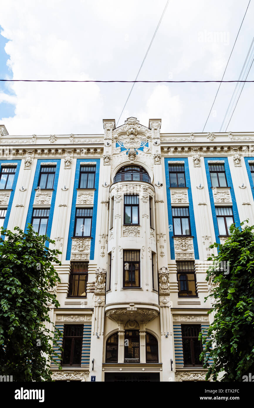 Facciata del palazzo in stile art nouveau, progettato da Mikhaël Eisenstein, 8 Alberta Iela, Riga, Lettonia Foto Stock