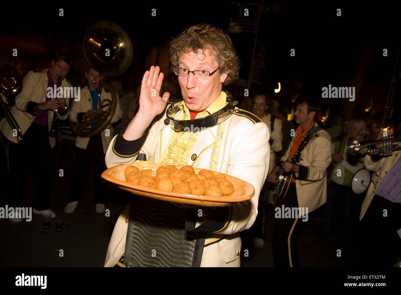 Europa, Paesi Bassi, Domburg sulla penisola di Walcheren, il jazz festival jazz in riva al mare, musicisti offre crocchette di carne. Foto Stock