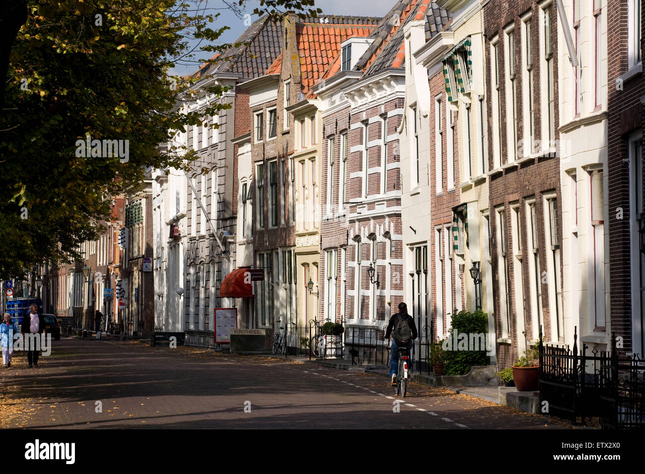L'Europa, Paesi Bassi Zeeland, street e alloggia presso il porto vecchio di Zierikzee sulla penisola Schouwen-Duiveland. Europa, Ni Foto Stock