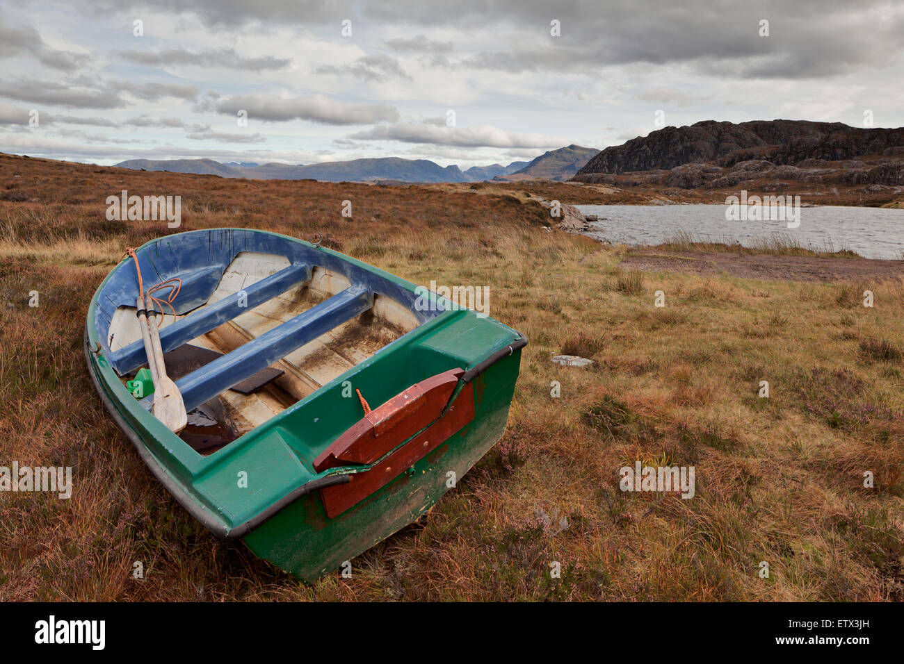 Barca a remi sulla riva di un scozzese loch Foto Stock