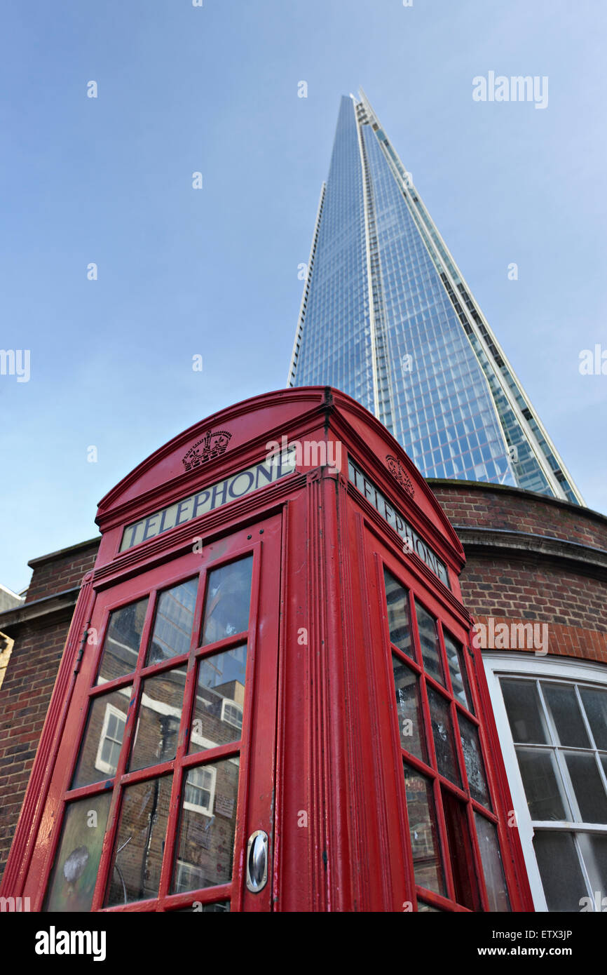 Il coccio con tradizionale rosso phone booth in primo piano Foto Stock