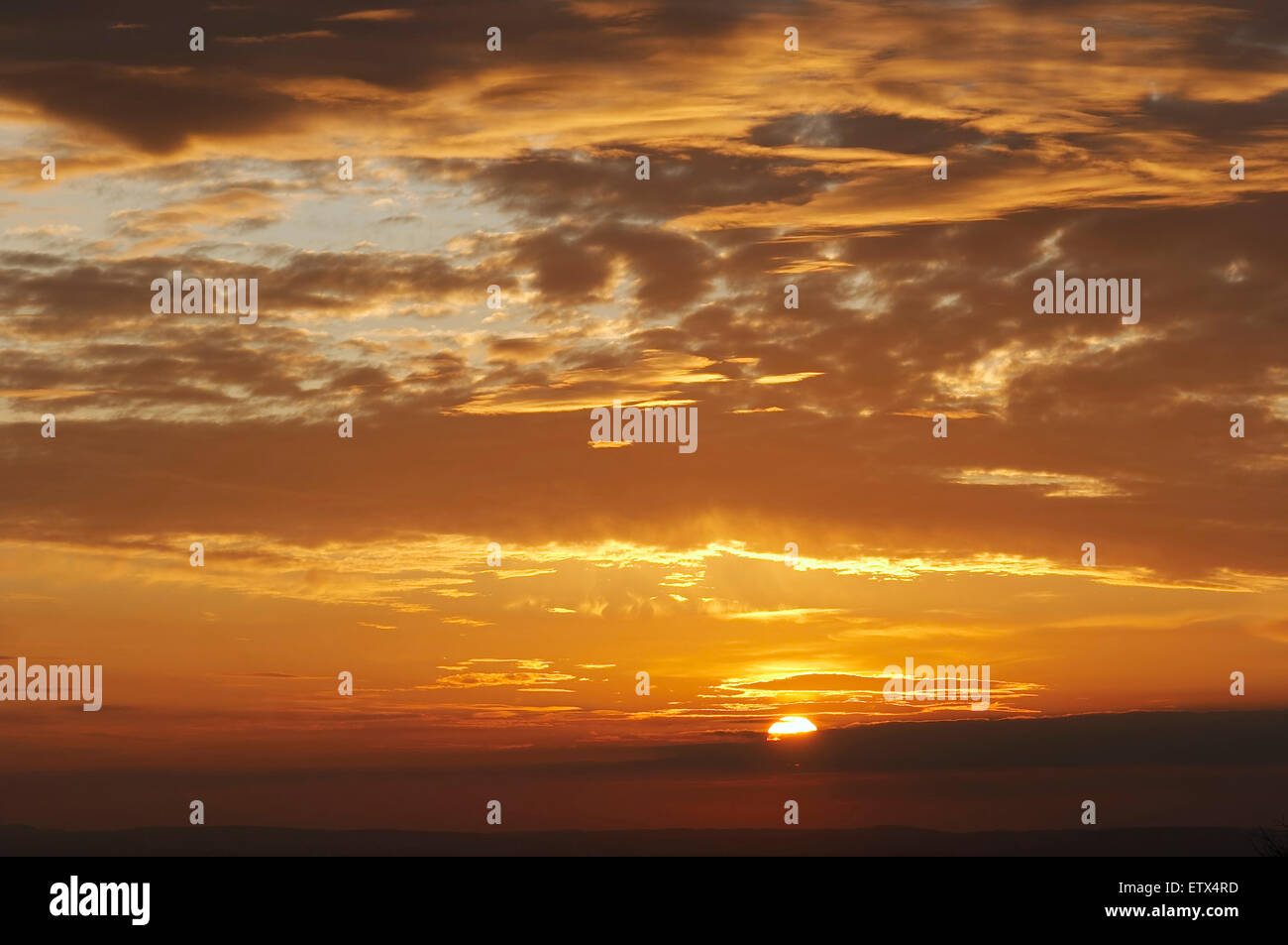 Inquadratura del cielo e delle nubi al tramonto Foto Stock