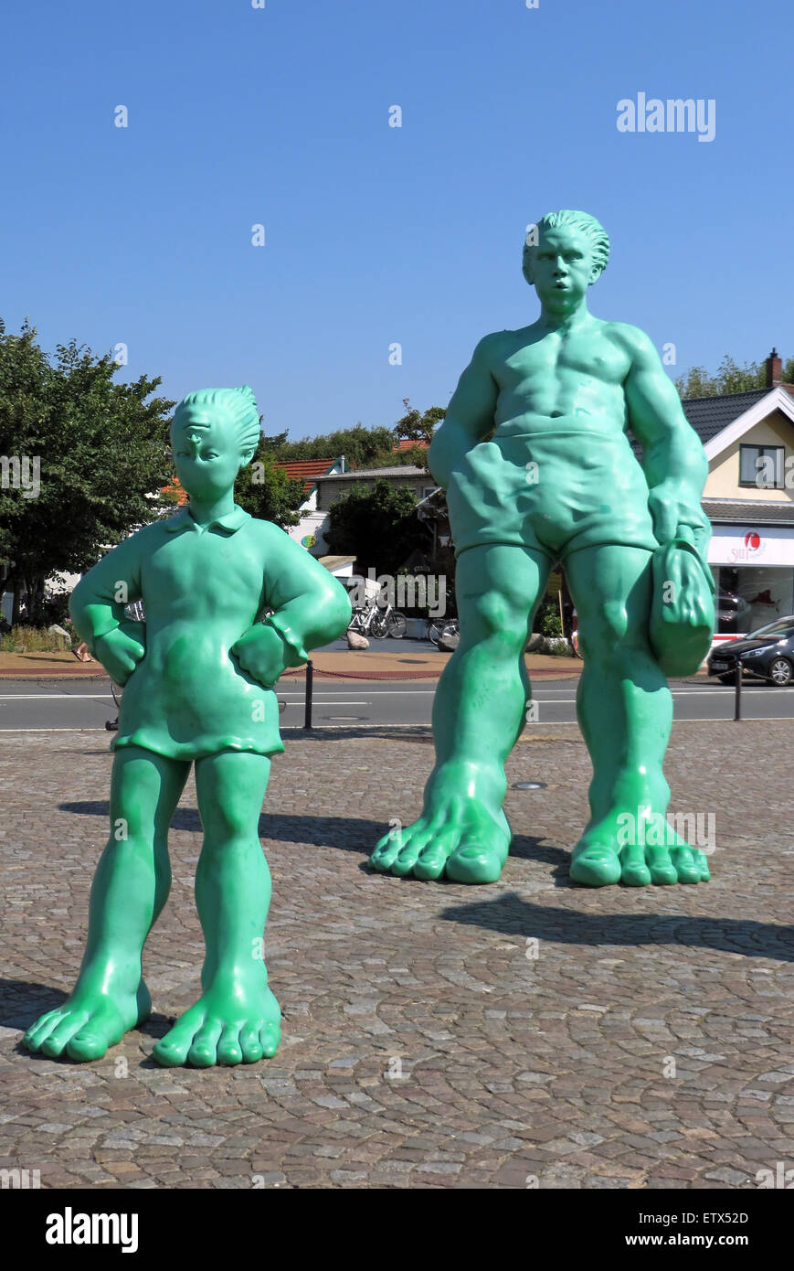 Westerland, Germania, figure giganti di viaggiatori nel vento sul piazzale della stazione a Sylt Foto Stock