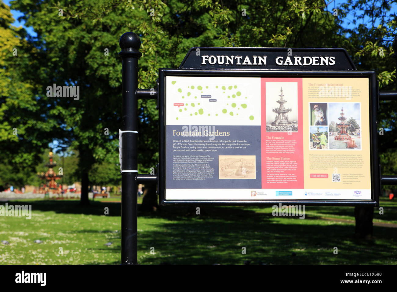 Giardini fontana di firmare all'entrata del parco Vittoriano in Paisley, Scozia Foto Stock