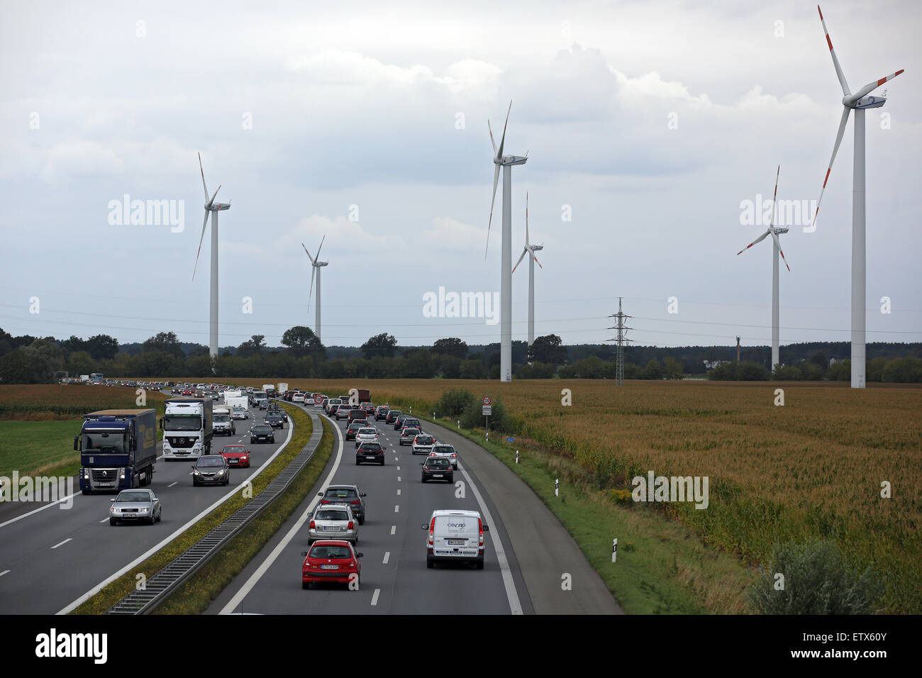 Neuruppin, Germania, traffico rallentato sulla A24, mulini a vento sul campo Foto Stock