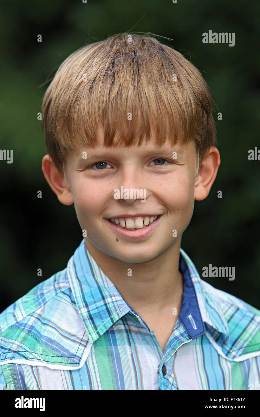 Berlino, Germania, ragazzo guarda sorridendo verso la telecamera Foto Stock