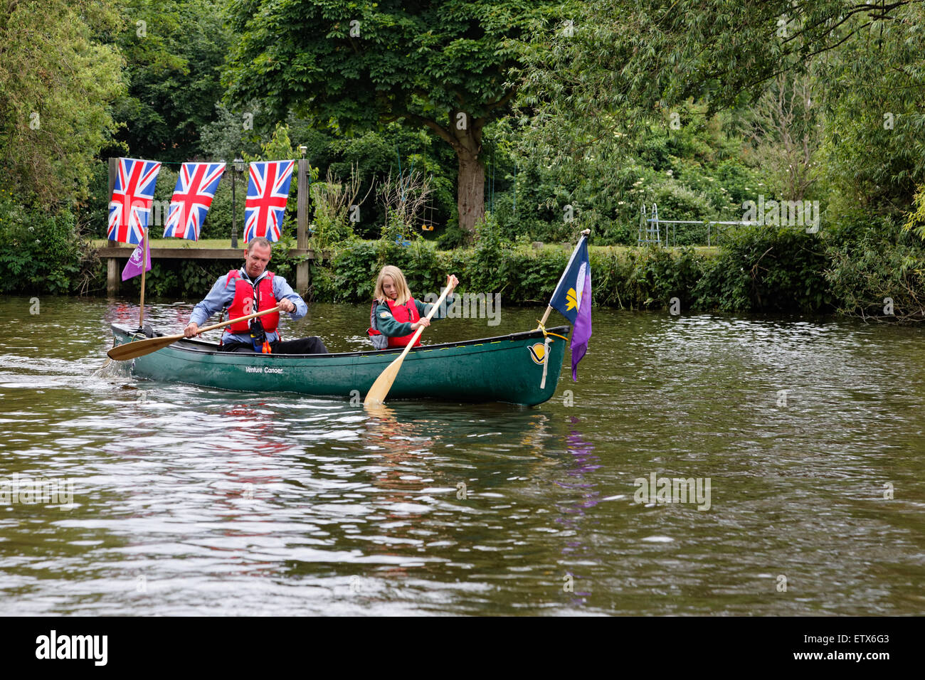 Sul Fiume Tamigi a mare Runnymede scout un uomo e una ragazza con giubbotti salvagente pagaiare in canoa lungo il fiume Foto stock Alamy